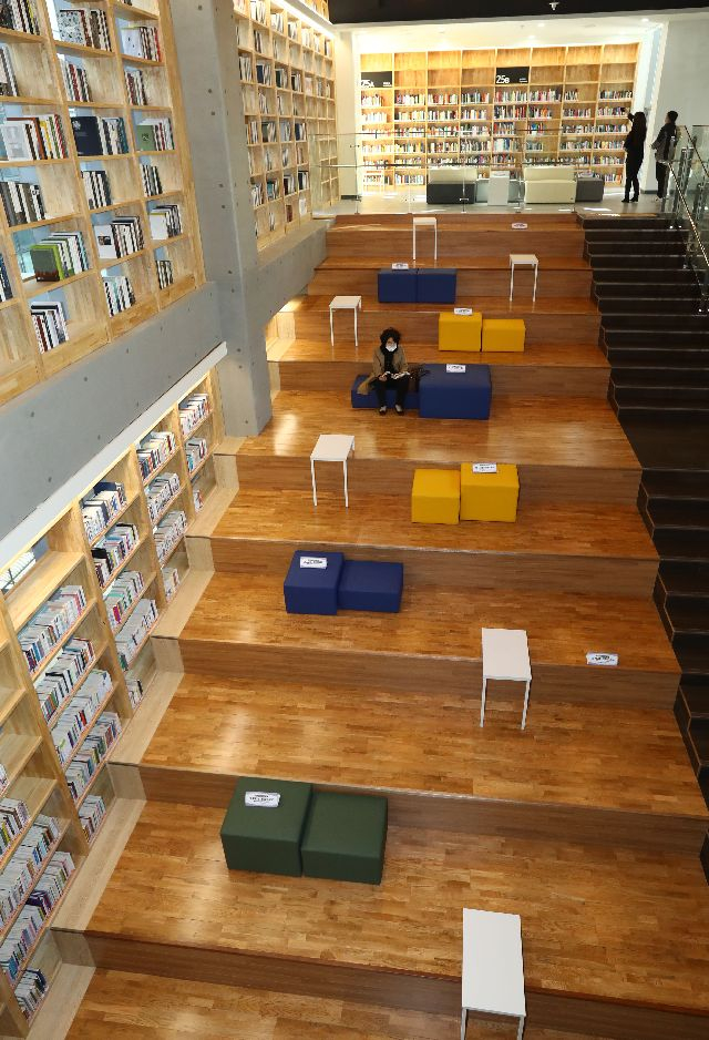 부산 대표 도서관 '부산도서관' 서가 모습. 부산일보DB