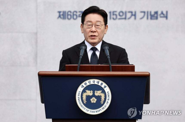 이재명 대통령이 15일 경남 창원시 마산회원구 국립 3·15 민주 묘지에서 열린 제66주년 3·15의거 기념식에서 기념사를 하고 있다. 연합뉴스