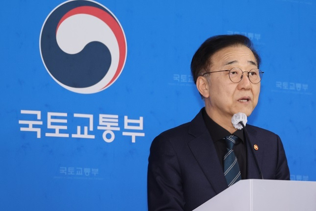 김윤덕 국토교통부 장관이 지난 9일 정부세종청사 국토부 기자실에서 최근 무안공항 항공기 잔해물 추가 조사 과정에서 희생자들의 유해와 유류품이 추가로 발견된 것에 대해 사과하고 있다. 연합뉴스