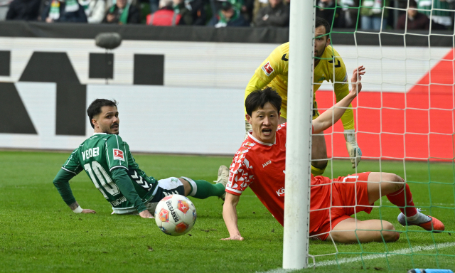 독일 마인츠의 이재성이 16일(한국 시간) 브레멘전에서 볼이 골대로 들어가는 것을 보고 있다. AP연합뉴스