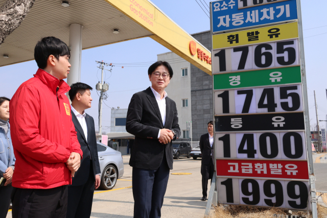 김정관 산업통상부 장관이 석유 최고가격제 시행 나흘째인 16일 충북 오송의 한 자영 알뜰주유소에서 소비자 가격 동향을 점검하고 있다. 연합뉴스