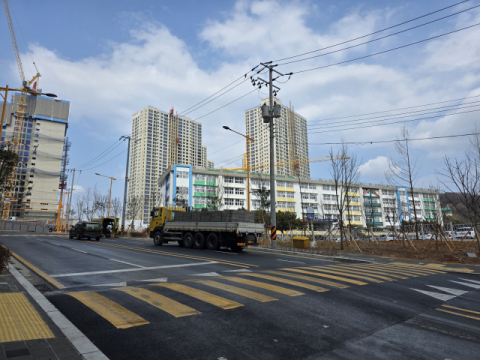 '재개교' 신연초등, 인근 재개발 구역 공사로 학생 통학로 안전 '위험'