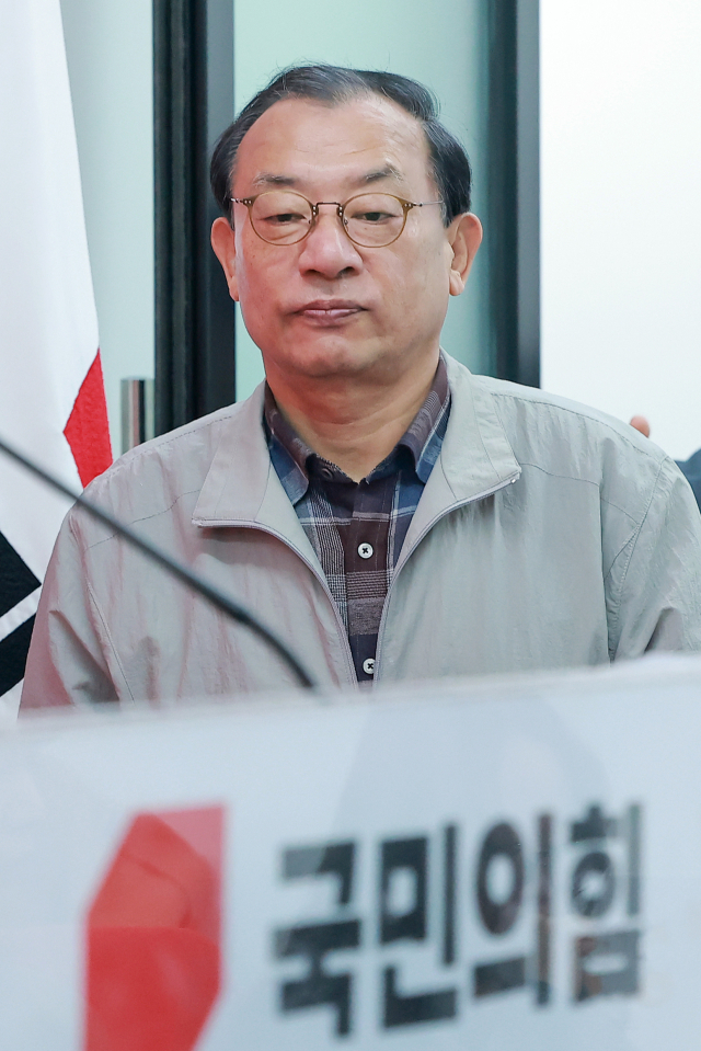 국민의힘 이정현 공천관리위원장이 16일 서울 영등포구 여의도 중앙당사에서 충북도지사 후보 공천 심사 결과를 발표하기 위해 단상으로 향하고 있다. 연합뉴스