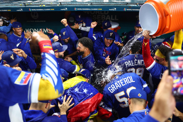 베네수엘라 야구 대표팀이 WBC 4강에서 이탈리아를 꺾은 뒤 물을 뿌리며 환호하고 있다. AFP 연합뉴스