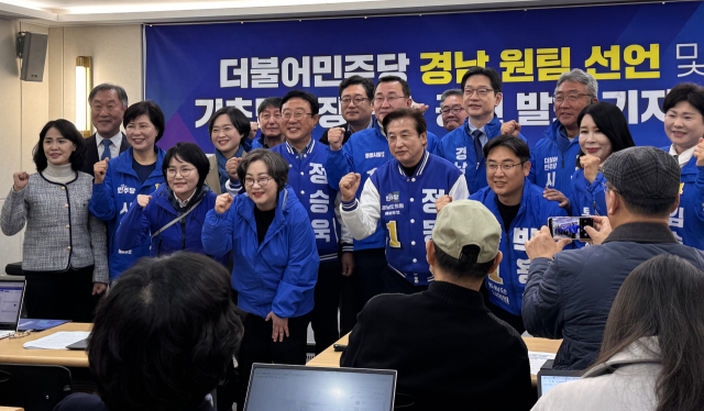 더불어민주당 경남도당 공직선거후보자추천관리위원회는 17일 통영시청 브리핑룸에서 기자회견을 열고 6월 3일 치러지는 제9회 전국동시지방선거 통영시장과 거제시장 후보로 각각 강 전 시장과 변 현 시장을을 단수 공천한다고 발표했다. 기자회견에 함께한 민주당 경남도당 당직자와 예비후보들이 원팀을 선언하며 지방선거 승리를 다짐하고 있다. 김민진 기자