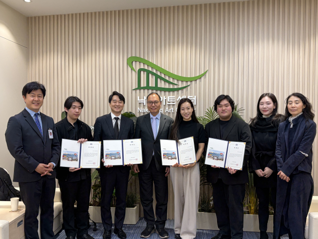 지난 16일 낙동아트센터에서 열린 낙 시그니처 아티스트 위촉식. 왼쪽 두 번째부터 양진우 첼리스트, 서형민 피아니스트, 홍승아 첼리스트(왼쪽 다섯 번째), 진영훈 바이올리니스트(왼쪽 여섯 번째). 낙동아트센터 제공