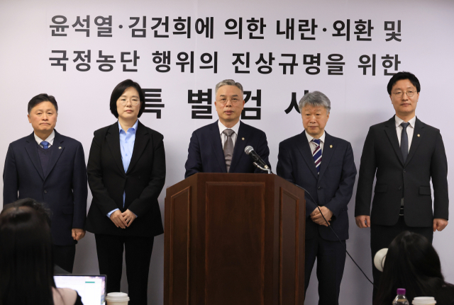 권창영 2차 종합특별검사가 지난달 25일 경기도 과천시 2차 종합특검 사무실에서 출범 뒤 첫 브리핑을 하고 있다. 연합뉴스