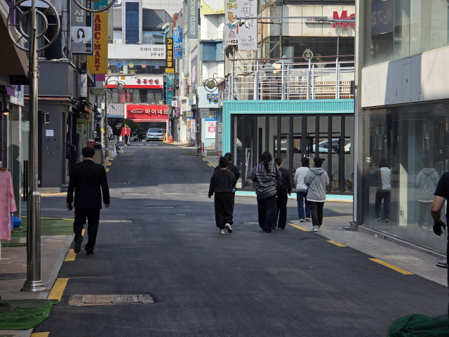 17일 진주 원도심 상권 모습. 로드아트(Road Art) 설치를 위해 지난 주말 아스팔트를 시공했다. 김현우 기자