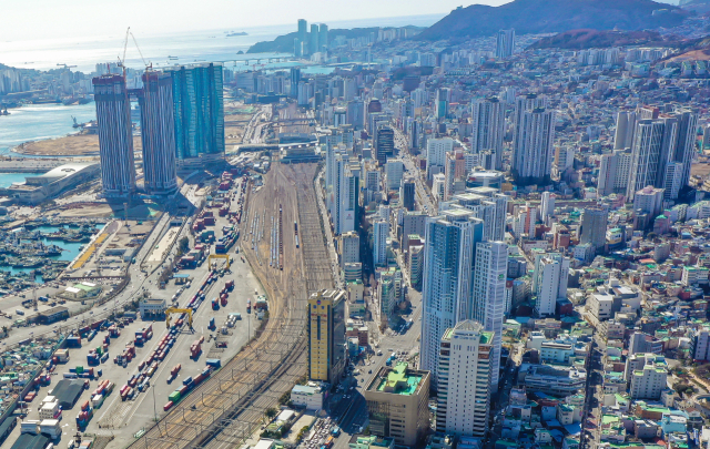 올해 부산의 공동주택 공시가격이 소폭 상승했다. 특히 해양수산부 이전 효과로 동구가 2.67% 상승한 점이 눈에 띈다. 사진은 동구 일대 전경. 김종진 기자 kjj1761@