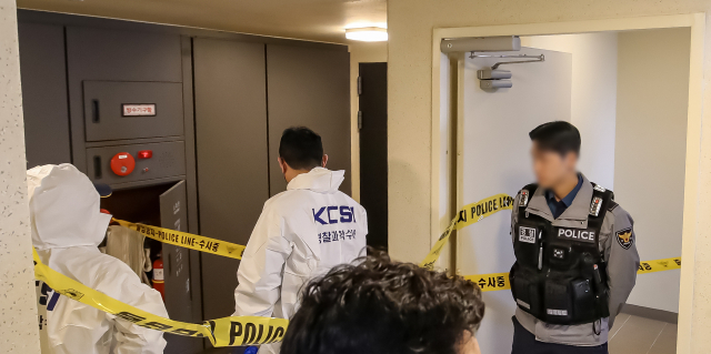 17일 부산 부산진구 한 아파트에서 국내 항공사 소속 50대 기장이 흉기에 찔려 숨지는 사건이 발생해 경찰이 사건 현장을 통제하고 조사하고 있다. 김종진 기자 kjj1761@