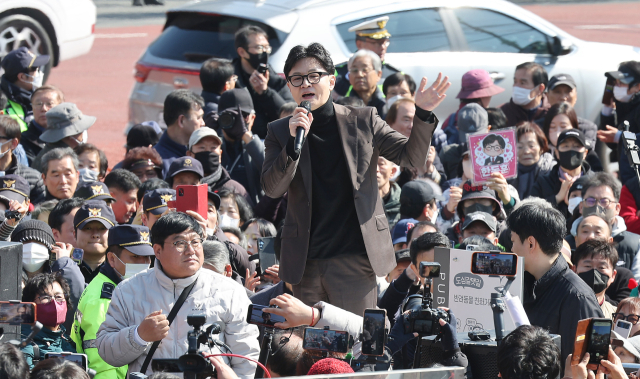 한동훈 전 국민의힘 대표가 지난 7일 부산 북구 구포시장을 방문, 무대에 올라 지지자들에게 인사하고 있다. 이재찬 기자 chan@
