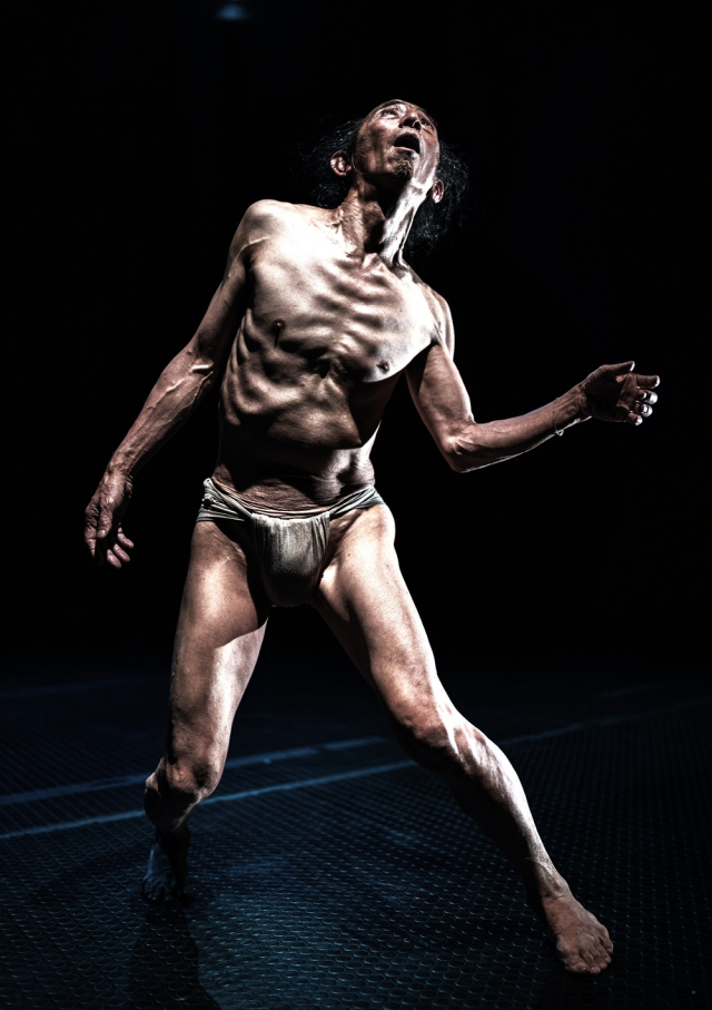 일본의 2세대 부토 무용가 다케노우치 아쓰시의 ‘HIBI-나날’ 공연 모습. 공간소극장 제공