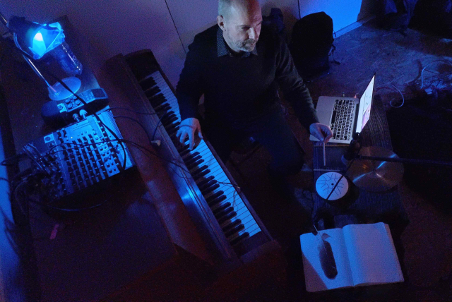 오디오비주얼 퍼포먼스 ‘움직임 속의 주파수’(Frequency in Motion) 공연 모습. 사진은 미국 영상·사운드 아티스트 크리스 린. 린은 '도시 속 침묵 프로젝트'에도 영상을 제공한다. 공간소극장 제공