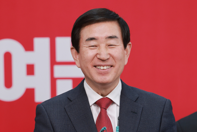 6·3 지방선거 충북도지사에 도전하는 조길형 전 충주시장이 11일 서울 영등포구 여의도 국민의힘 중앙당사에서 열린 광역단체장 후보 면접을 마치고 취재진 질문에 답하고 있다. 연합뉴스