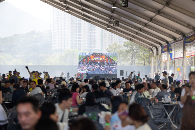 김해한우축제 방문객들이 고기 시식과 공연을 동시에 즐기고 있다. 2025년 축제 모습. 김해시 제공
