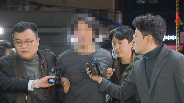 경찰서로 압송되는 항공사 기장 살해 피의자. 연합뉴스