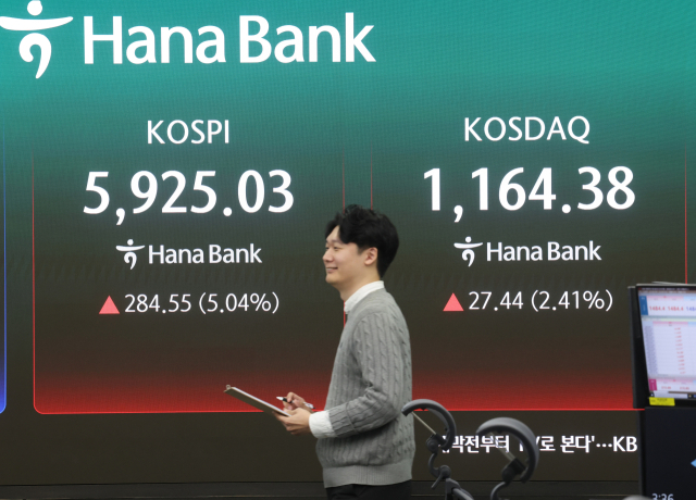 코스피가 5900선을 재돌파한 18일 서울 중구 하나은행 딜링룸. 연합뉴스