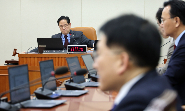 지난 17일 국회에서 열린 기획재정위원회 전체회의에서 국민의힘 소속 박수영 간사를 비롯한 여야 의원들이 이날 상정된 법안을 처리하고 있다. 연합뉴스