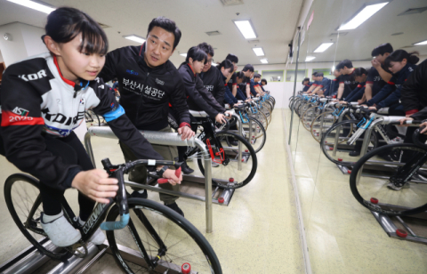 [포토뉴스] 사이클 꿈나무와 동행 질주
