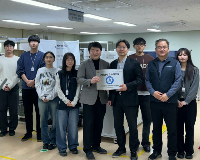 KTL 스마트그린기술센터 배선기구류시험실에서 ‘안전관리 우수연구실 현판식’을 진행하고 있다. (현판 왼쪽부터) KTL 박상호 스마트그린기술센터장, 이충원 경영지원본부장, 이동락 안전관리실장. KTL 제공