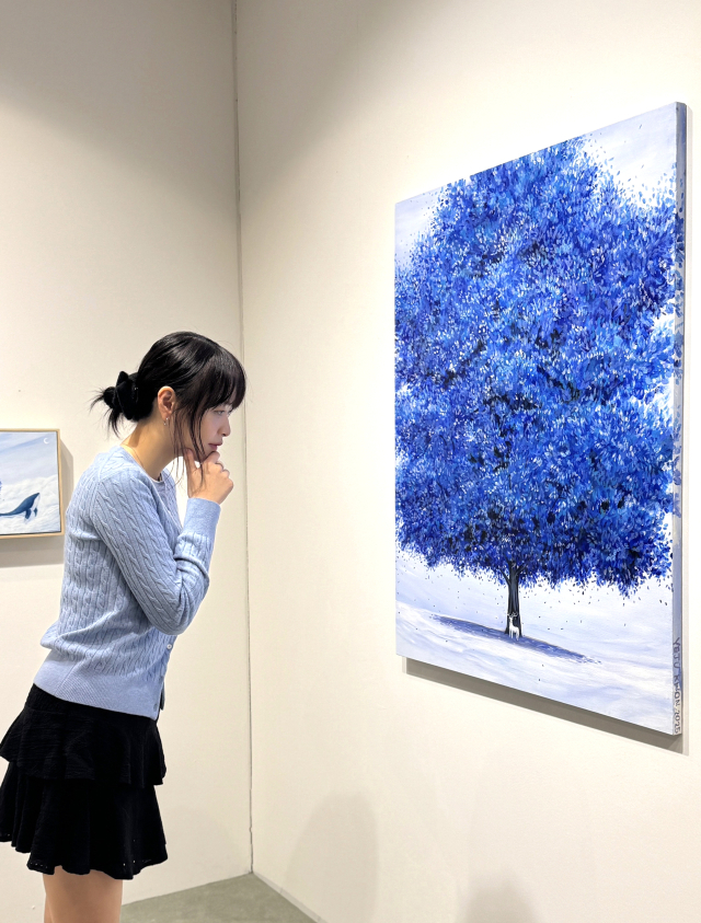 권예주 초대 개인전 'Blue Lullaby' 관람 모습. 롯데백화점 부산본점 갤러리티 제공