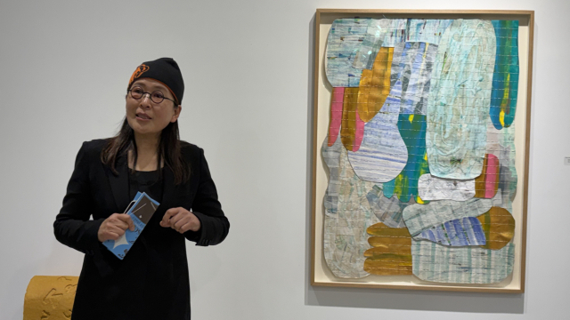 전시 오프닝에서 자신의 작품을 설명하는 이건희 작가. 김은영 기자 key66@