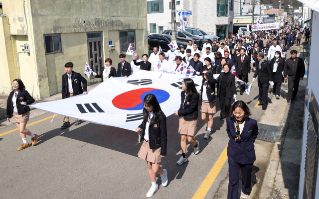 고성군은 제107주년 3·1절을 맞아 19일 회화면 배둔리 3·1운동 창의탑 행사장에서 ‘제107주년 3·1절 기념 배둔장터 독립만세운동 기념행사’를 거행했다. 고성군 제공