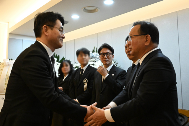 지난 1월 27일 서울 종로구 서울대학교병원 장례식장에 마련된 이해찬 전 국무총리의 빈소에서 박용진 전 의원이 김부겸 전 국무총리와 인사하고 있다. 연합뉴스