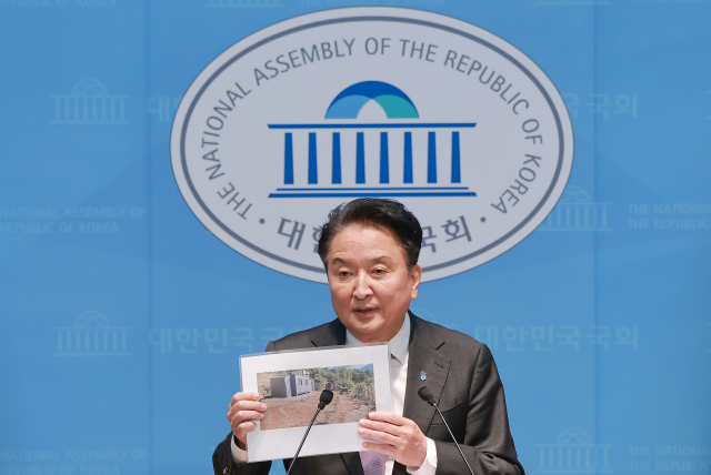 김영환 충북도지사가 18일 국회 소통관에서 국민의힘 공천관리위원회가 본인을 공천 배제 결정한 것, 경찰이 금전 수수 혐의로 구속영장을 신청한 것과 관련해 기자회견을 하고 있다. 연합뉴스