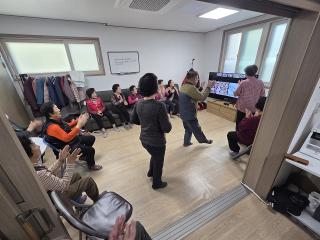 19일 오후 경남 창원시 마산합포구 산호중앙경로당에서 어르신들이 노래교실 프로그램에 참여하며 춤을 추고 있다. 강대한 기자