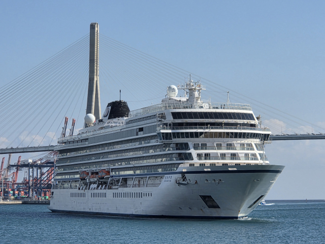 지난달 부산에 입항한 4만 7800t급 대형 국제 크루즈선인 ‘자오샹이둔호’. 해수부 제공