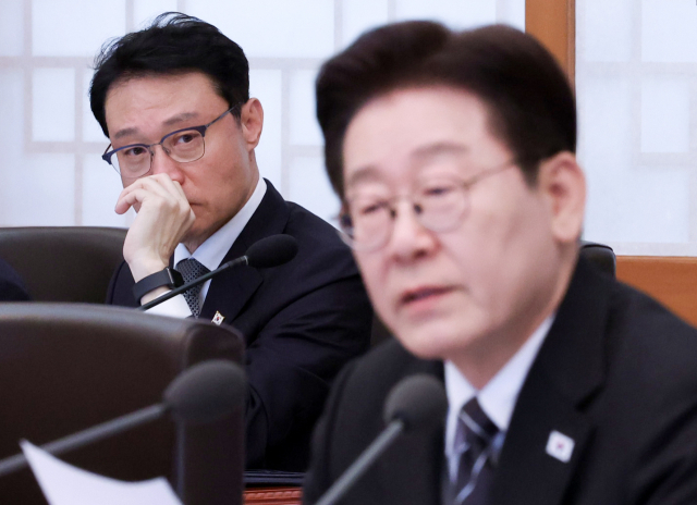 이규연 홍보소통수석이 10일 청와대에서 열린 국무회의에서 이재명 대통령의 발언을 경청하고 있다. 연합뉴스