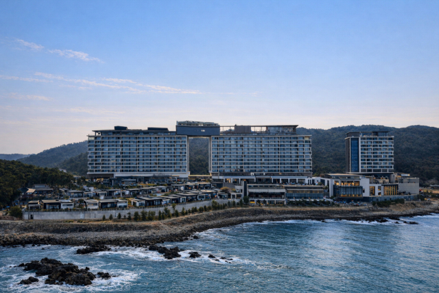 ‘반얀트리 부산 해운대’가 지난해 화재 이후 1년 만에 공사를 재개하며 오는 10~11월 개장을 향한 초읽기에 들어갔다. 드론으로 촬영한 실제 반얀트리 부산 해운대의 현재 모습. 루펜티스 제공