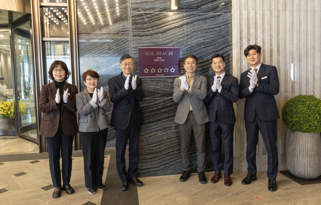 19일 ‘쏠비치 남해’에서 관광호텔 최고 등급인 5성 인증을 기념하는 현판식이 열렸다. 남해군 제공