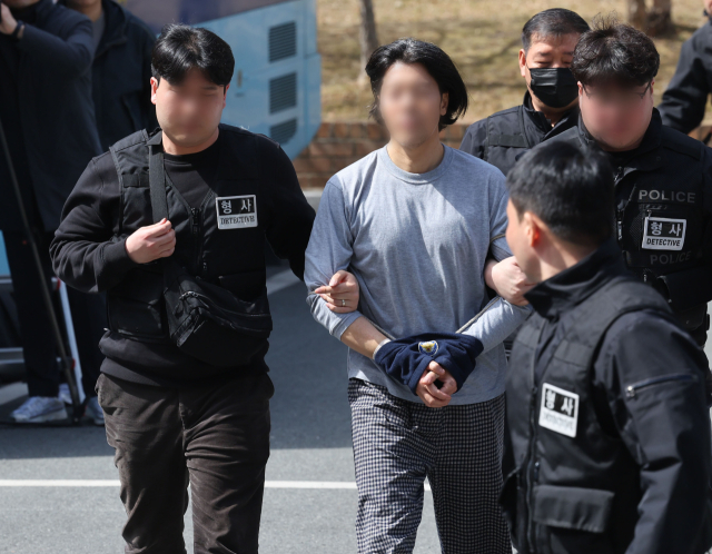 전 직장동료인 50대 항공사 기장을 살해한 혐의를 받는 전직 부기장 김모씨가 20일 오후 구속 전 피의자심문(영장실질심사)을 위해 부산검찰청 청사로 들어가고 있다. 정대현 기자 jhyun@