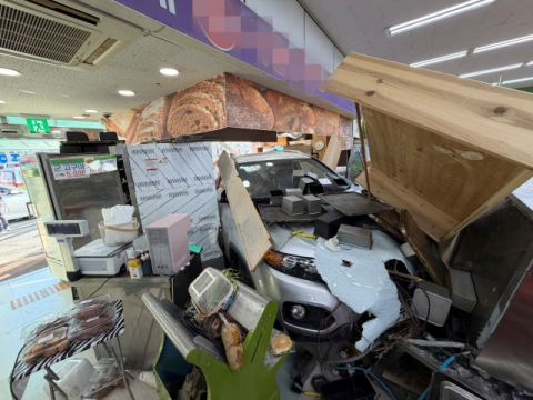 울산서 70대 몰던 차량 마트 돌진···직원 1명 부상