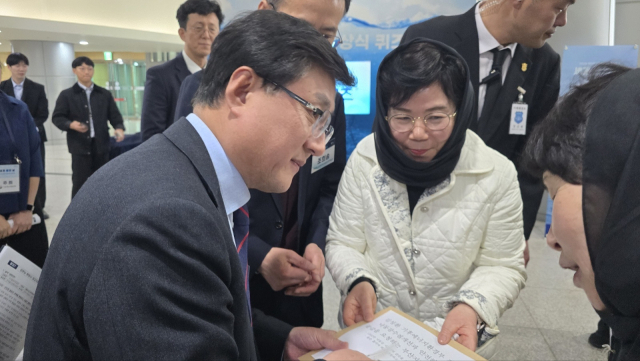 부산맑은물범시민대책위 회원들이 20일 오후 부산 벡스코를 찾은 김성환 기후에너지환경부 장관에게 부산 시민의 맑은 물에 대한 염원이 담긴 성명서를 전달했다. 부산맑은물범시민대책위 제공