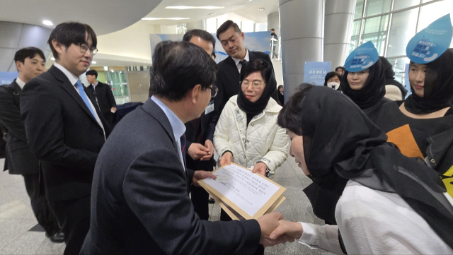 부산맑은물범시민대책위 회원들이 20일 오후 부산 벡스코를 찾은 김성환 기후에너지환경부 장관에게 부산 시민의 맑은 물에 대한 염원이 담긴 성명서를 전달했다. 부산맑은물범시민대책위 제공