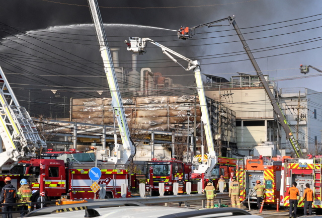 20일 오후 대전 대덕구 문평동 한 자동차부품 제조 공장에서 불이나 소방 당국이 진화에 나서고 있다. 연합뉴스