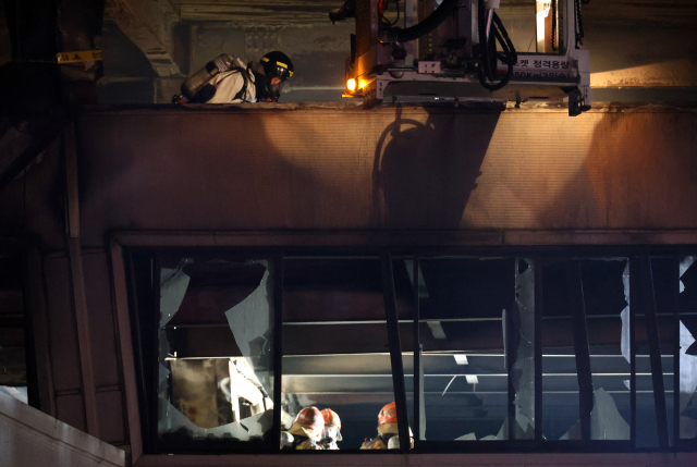 경찰과 소방 당국이 21일 오전 1시께 불이 난 대전 대덕구 자동차부품 제조 공장인 안전공업 내부에서 인명 수색작업과 화재 조사를 벌이고 있다. 연합뉴스