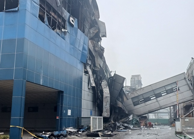 안전공업의 본관과 부속동을 연결하는 브릿지가 화재로 인해 무너져 내렸다. 김덕준 기자
