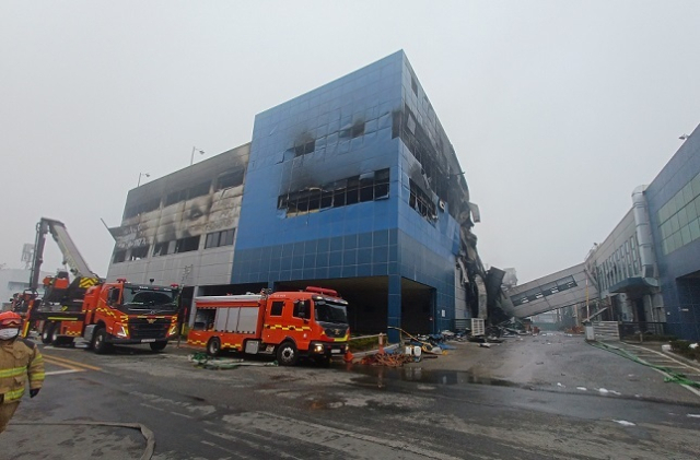 21일 오전 화재가 진압된 대전 안전공업에서 소방당국이 실종자 수색에 나서고 있다. 김덕준 기자