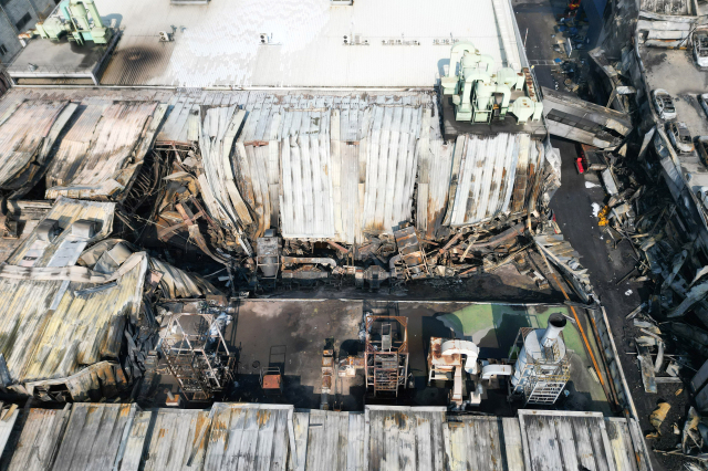 대형 화재가 발생한 대전 대덕구 안전공업 외관을 지난 21일 오전 하늘에서 바라본 모습. 연합뉴스