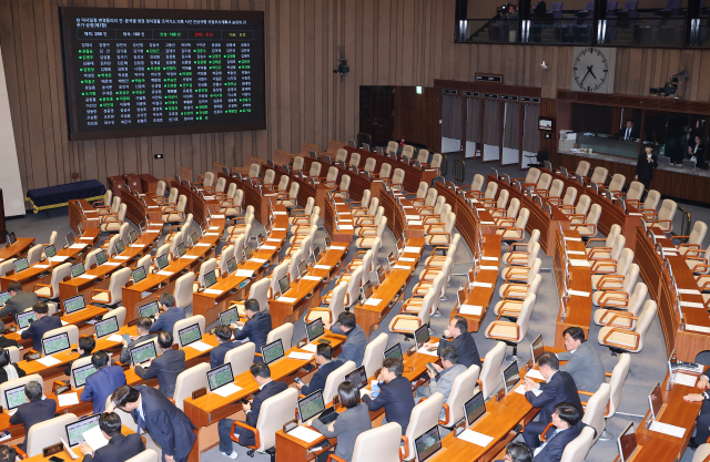 21일 국회 본회의장에서 '윤석열 정권 정치검찰 조작기소 의혹 사건 진상규명 국정조사계획서 승인의 건 추가 상정'이 국민의힘 의원 불참 속에 통과되고 있다. 연합뉴스