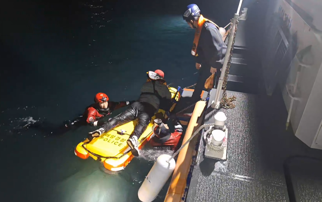 21일 오후 10시 20분께 경남 남해군 상주방파제 인근 갯바위에서 낚시꾼 2명이 불어난 바닷물에 고립됐다 구조됐다. 사천해경 제공