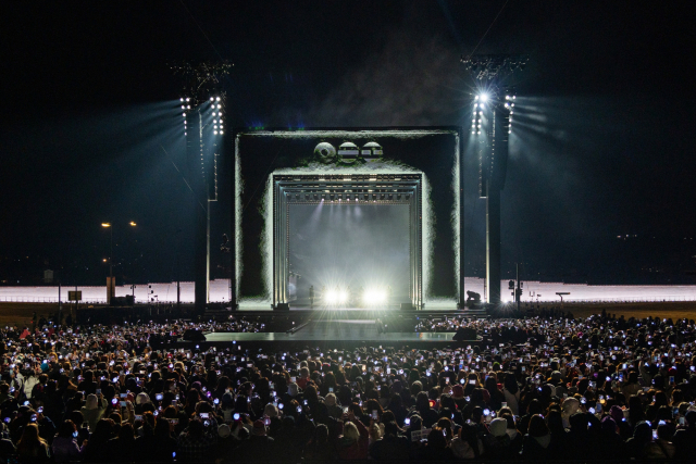 그룹 방탄소년단(BTS)이 21일 서울 광화문 광장에서 정규 5집 '아리랑'(ARIRANG) 발매를 기념해 무료 공연 'BTS 컴백 라이브: 아리랑'(BTS THE COMEBACK LIVE｜ARIRANG)을 열고 있다. 연합뉴스