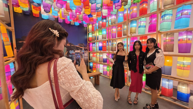 형형색색 실크등을 배경으로 관람객들이 인증샷을 남기고 있다. 김현우 기자