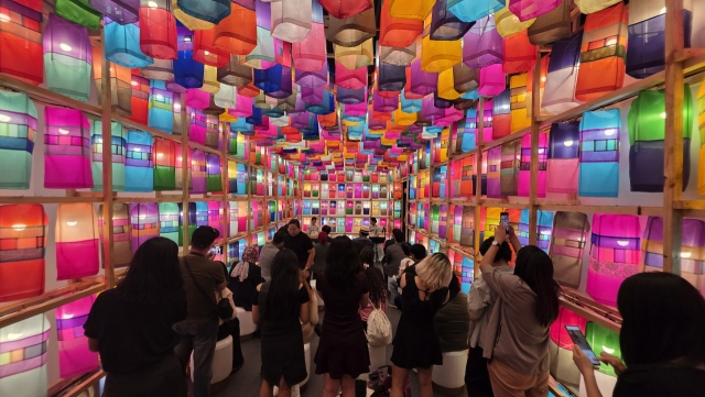 지난해 5월 주필리핀 한국문화원 다목적홀에서 열린 ‘한국의 빛-진주실크등’ 순회 전시 모습. 올해는 유럽으로 발을 넓힌다. 김현우 기자