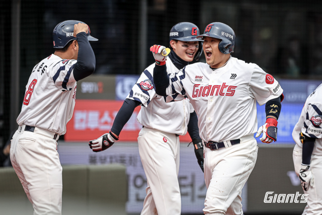 22일 KBO리그 롯데 자이언츠와 한화 이글스의 경기에서 롯데 포수 유강남이 3회말 3점 홈런을 친 뒤 환호하고 있다. 롯데 자이언츠 제공