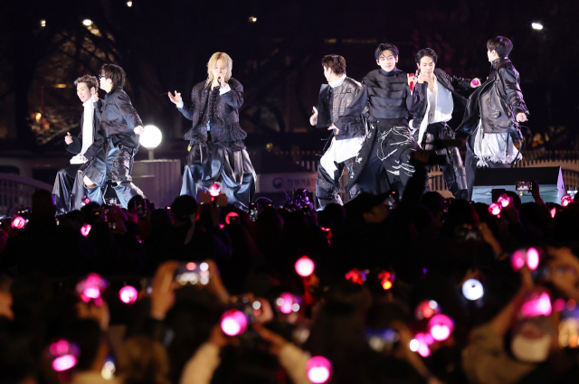 그룹 방탄소년단(BTS)이 21일 서울 광화문 광장에서 정규 5집 '아리랑'(ARIRANG) 발매를 기념해 무료 공연 'BTS 컴백 라이브: 아리랑'(BTS THE COMEBACK LIVE｜ARIRANG)을 열고 있다. 연합뉴스